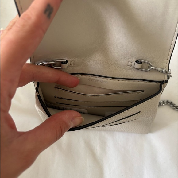 Calvin Klein Elegant White Leather Crossbody Bag - Picture 3 of 5
